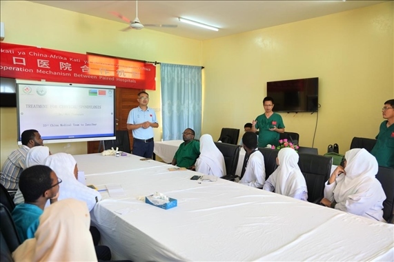 隊(duì)長(zhǎng)蔣國(guó)慶和韋長(zhǎng)群醫(yī)生一起解答問(wèn)題。中國(guó)援桑醫(yī)療隊(duì)供圖