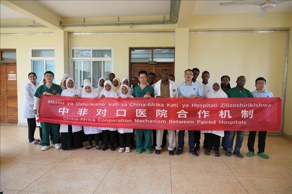 醫(yī)療隊(duì)隊(duì)員和當(dāng)?shù)蒯t(yī)生們合影。中國(guó)援桑醫(yī)療隊(duì)供圖