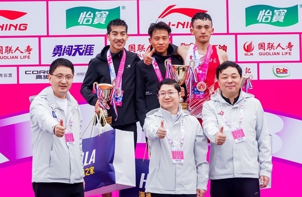 無錫市人民政府副秘書長顧文龍，無錫市體育局黨組書記、副局長楊宇華，海瀾集團黨委副書記、副總裁江南共同為全國馬拉松錦標賽（第一站）男子組前3名頒獎。受訪者供圖