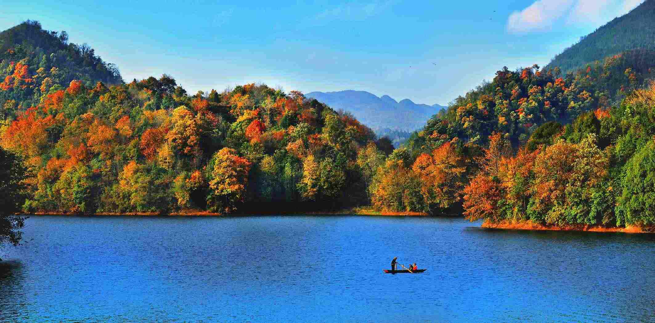 百里杜鵑湖好風(fēng)光。羅冠宇 攝