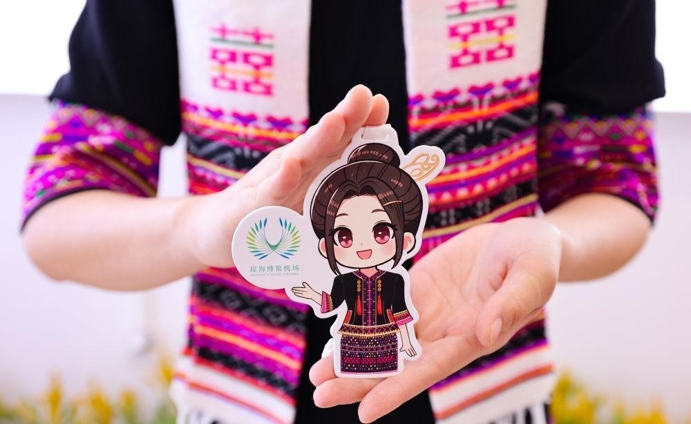 △2024年3月22日，博鰲機(jī)場工作人員展示“博鰲香”香氛卡片。