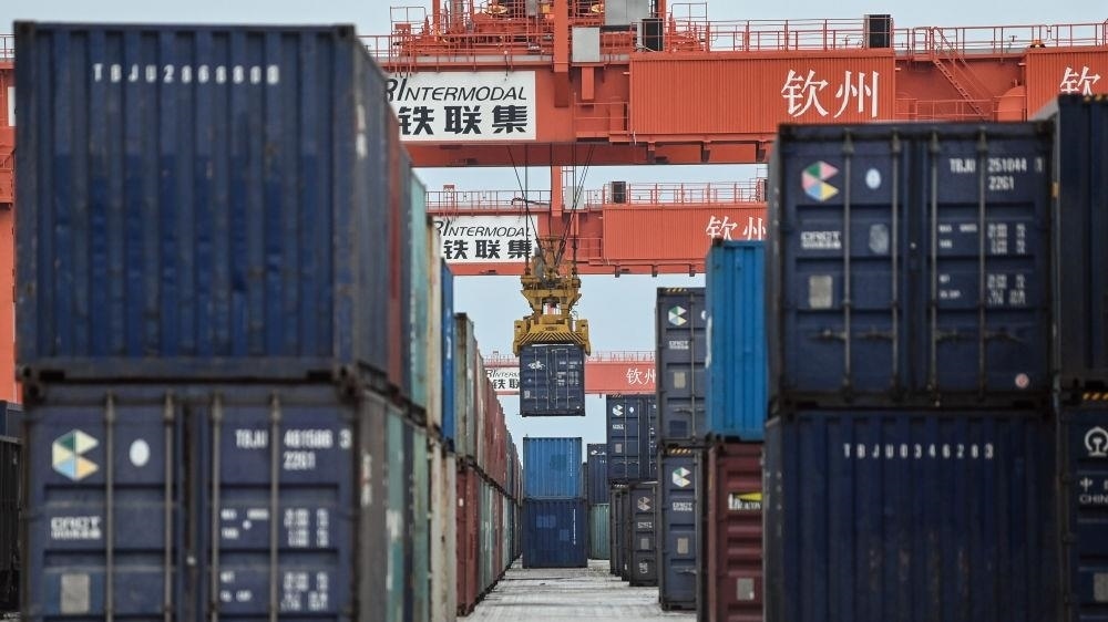 △2023年5月11日，在廣西欽州鐵路集裝箱中心站，塔吊在下卸集裝箱。近年來，在RCEP政策紅利推動(dòng)下，中國與東盟產(chǎn)業(yè)合作不斷深化，助力區(qū)域經(jīng)濟(jì)發(fā)展。