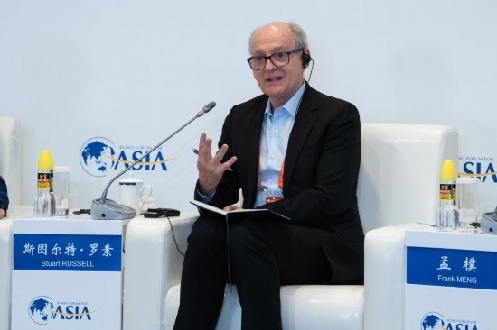 3月27日，《人工智能：現(xiàn)代方法》作者、加州大學(xué)伯克利分校計(jì)算機(jī)科學(xué)系教授斯圖爾特·羅素在分論壇上發(fā)言。新華社記者 曹夢(mèng)瑤 攝