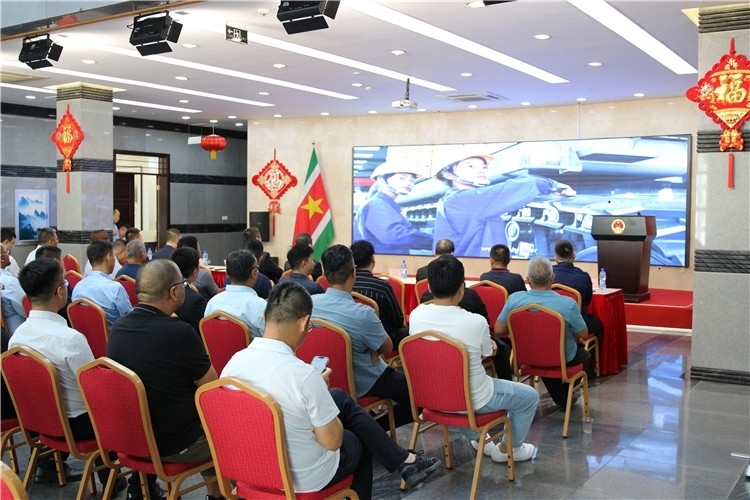 當?shù)貢r間3月26日下午，中國品牌重型機械、載重車輛宣傳推介會在中國駐蘇里南大使館舉行。圖為宣介會現(xiàn)場。中國駐蘇里南大使館供圖