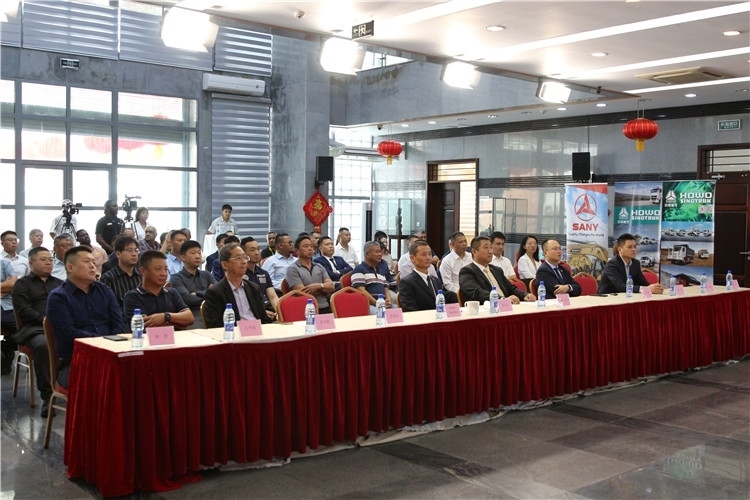 當?shù)貢r間3月26日下午，中國品牌重型機械、載重車輛宣傳推介會在中國駐蘇里南大使館舉行。圖為宣介會現(xiàn)場。中國駐蘇里南大使館供圖