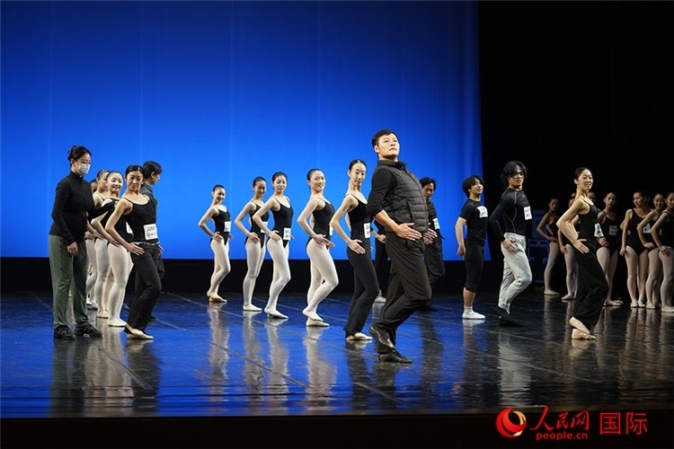 松山芭蕾舞團(tuán)青年代表團(tuán)成員在中央芭蕾舞團(tuán)跟隨中方教師上課。人民網(wǎng)記者 張麗婭攝