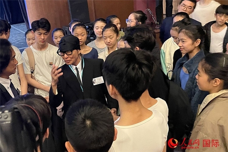 松山芭蕾舞團(tuán)總代表清水哲太郎與中央芭蕾舞團(tuán)舞蹈學(xué)校的學(xué)生們交流。人民網(wǎng)記者 張麗婭攝