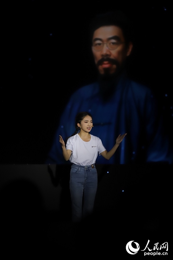 數(shù)字人“聞一多”與青年學(xué)生隔空對(duì)話。人民網(wǎng)記者 李發(fā)興攝