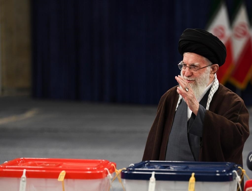 3月1日，在伊朗首都德黑蘭，伊朗最高領(lǐng)袖哈梅內(nèi)伊在設(shè)于領(lǐng)袖府內(nèi)的投票站投票。新華社記者沙達(dá)提攝