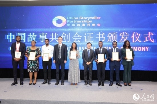 現(xiàn)場頒發(fā)證書。人民網記者 陳博攝