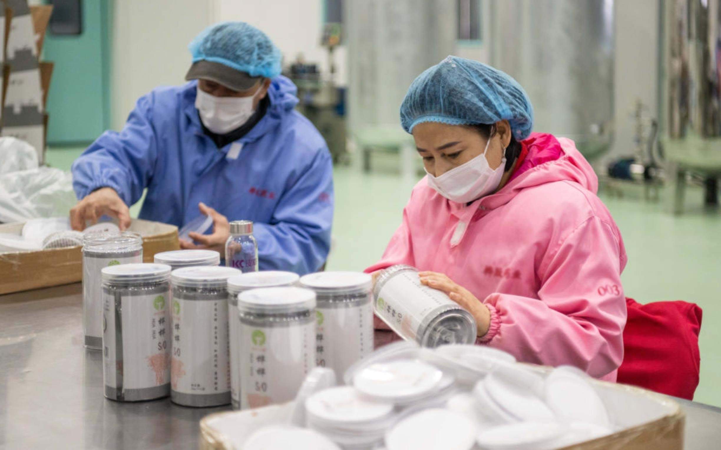 △2024年3月12日，黑龍江伊春一家公司內(nèi)，工作人員在包裝樺樹(shù)汁相關(guān)產(chǎn)品。