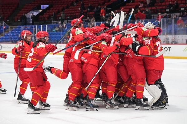 中國隊(duì)?wèi)c祝比賽勝利。圖片來源：國際冰聯(lián)