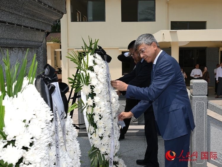 陳海大使向中國遠(yuǎn)征軍紀(jì)念碑敬獻(xiàn)花籃。人民網(wǎng)記者 謝佳君攝