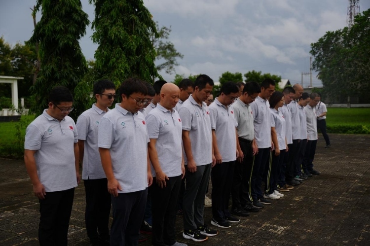 醫(yī)療隊隊員默哀。中國援桑醫(yī)療隊供圖