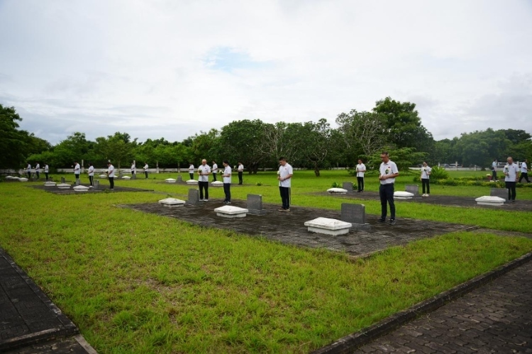 醫(yī)療隊隊員向烈士們獻花。中國援桑醫(yī)療隊供圖