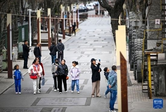4月5日，游客在寧夏石嘴山市大武口洗煤廠工業(yè)遺址公園游覽。新華社記者 馮開華 攝