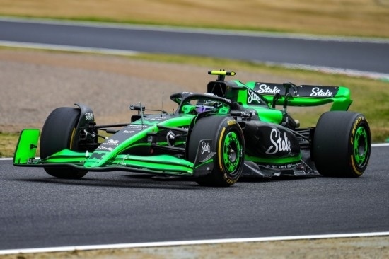 4月5日，索伯車隊中國車手周冠宇在練習(xí)賽中。新華社記者 張笑宇 攝