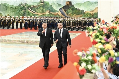 △2024年3月25日，習(xí)近平主席在北京人民大會(huì)堂同來(lái)華進(jìn)行國(guó)事訪問(wèn)的瑙魯總統(tǒng)阿迪昂舉行會(huì)談。這是會(huì)談前，習(xí)近平主席在人民大會(huì)堂北大廳為阿迪昂總統(tǒng)舉行歡迎儀式。