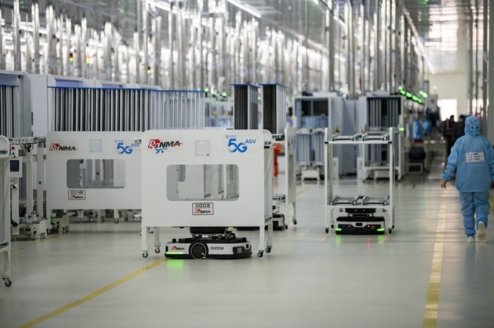 2024年1月10日，在位于浙江省金華市金義新區(qū)的潤馬光能集團金華工廠智能化生產(chǎn)車間里，AGV（自動導引運輸）小車忙碌穿梭在生產(chǎn)單元之間。圖源新華社