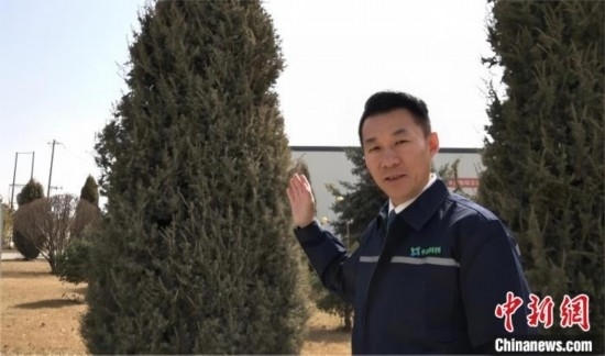 圖為王佐向記者介紹自己的新能源綠電廠區(qū)。白先森 攝