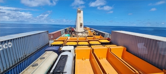 中蘇海運(yùn)直航貨輪在海上行駛。中國(guó)駐蘇里南大使館供圖