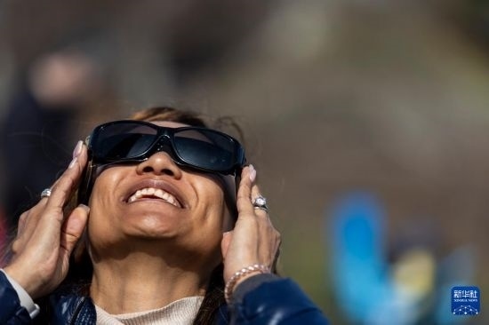 4月8日，一名女子在美國紐約州普拉茨堡觀看日食。新華社發(fā)（文森特·約翰遜攝）