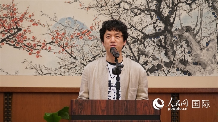 影片導(dǎo)演竹內(nèi)亮致辭。人民網(wǎng) 蔣曉辰攝