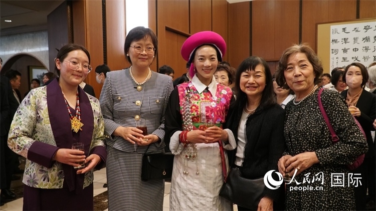 來(lái)賓與茨姆等人熱烈交流并合影留念。人民網(wǎng) 蔣曉辰攝