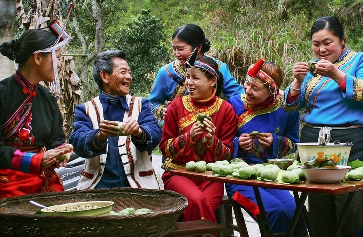 畬族群眾一起做清明果。供圖 共享聯(lián)盟·景寧