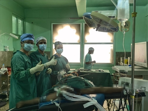 蔣國(guó)慶醫(yī)生（左）和當(dāng)?shù)蒯t(yī)生慶祝手術(shù)成功。中國(guó)援桑醫(yī)療隊(duì)供圖