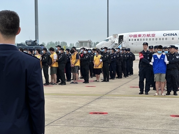 中國(guó)籍涉賭詐違法犯罪嫌疑人從柬埔寨被押解回國(guó)。人民網(wǎng)記者 郝萍攝