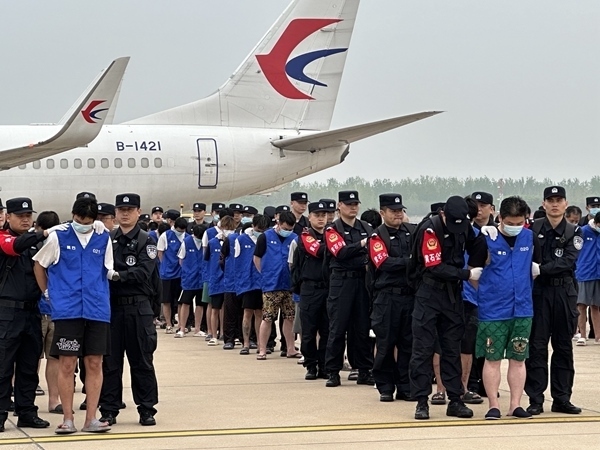 中國(guó)籍涉賭詐違法犯罪嫌疑人從柬埔寨被押解回國(guó)。人民網(wǎng)記者 郝萍攝