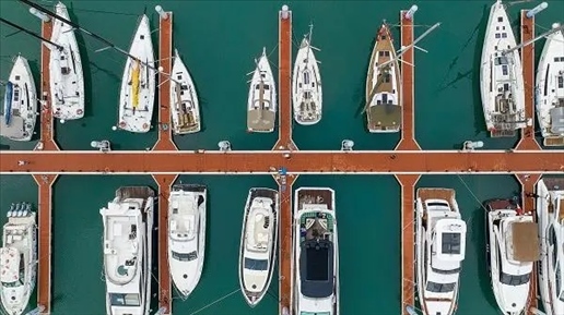 △超250艘船艇亮相第四屆消博會游艇展。