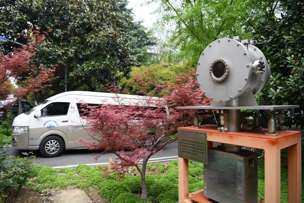 2024年4月6日，在位于安徽合肥的中國(guó)科學(xué)技術(shù)大學(xué)，自主研制的原位實(shí)驗(yàn)裝置準(zhǔn)備運(yùn)往上海光源開(kāi)展實(shí)驗(yàn)。