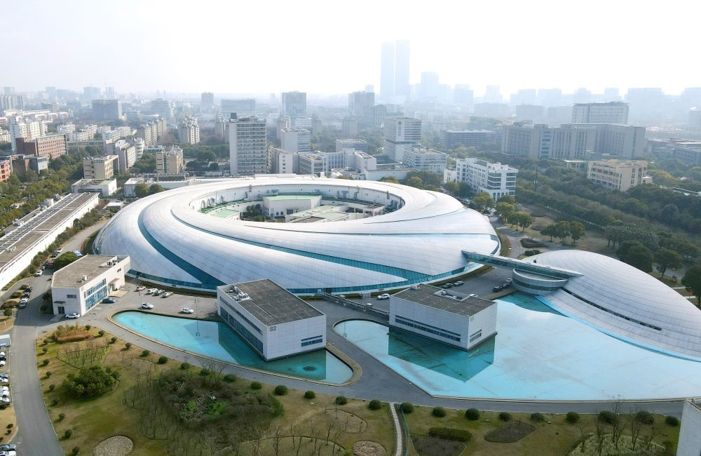 空中俯瞰位于上海張江科學(xué)城的上海光源（2024年2月27日攝，無(wú)人機(jī)照片）。