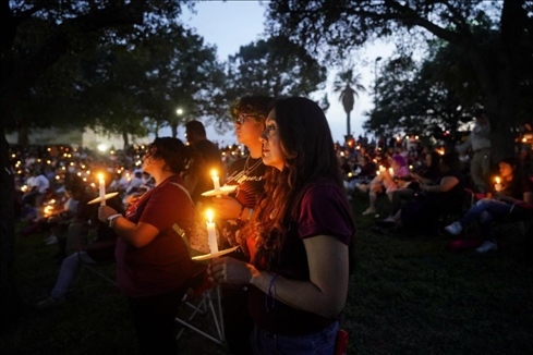 2023年5月24日，在美國(guó)得克薩斯州小城尤瓦爾迪，人們參加守夜儀式悼念校園槍擊遇害者。新華社記者吳曉凌攝