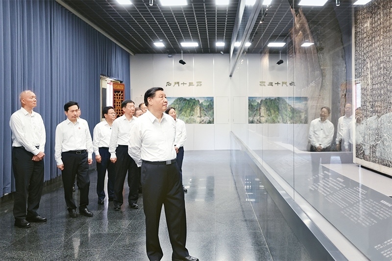 2023年7月29日，中共中央總書記、國家主席、中央軍委主席習近平在四川考察結(jié)束返京途中，來到陜西省漢中市考察。這是習近平參觀漢中市博物館有關(guān)歷史文物展陳。 新華社記者 鞠鵬/攝