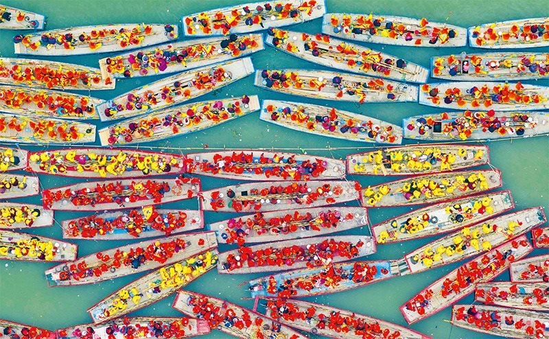 溱潼會(huì)船由南宋相沿至今，歷經(jīng)數(shù)百年傳承，被列入國(guó)家級(jí)非物質(zhì)文化遺產(chǎn)名錄。圖為2024年4月6日在江蘇省泰州市姜堰區(qū)溱湖國(guó)家濕地公園參加會(huì)船表演的船只。 新華社發(fā) 湯德宏/攝