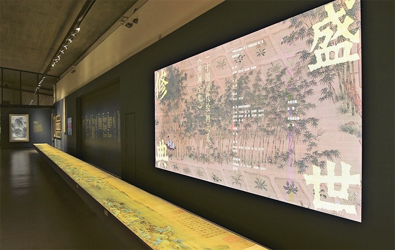 “中國(guó)歷代繪畫(huà)大系”，是習(xí)近平總書(shū)記親自批準(zhǔn)、高度重視的一項(xiàng)規(guī)模浩大、縱貫歷史、橫跨中外的國(guó)家級(jí)重大文化工程。圖為中國(guó)國(guó)家版本館杭州分館展示的“盛世修典——‘中國(guó)歷代繪畫(huà)大系’”收錄的數(shù)字化古畫(huà)（2023年5月31日攝）。 新華社記者 翁忻旸/攝