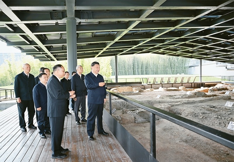 2023年10月10日至13日，中共中央總書記、國家主席、中央軍委主席習近平在江西考察。這是11日上午，習近平在景德鎮(zhèn)市陶陽里歷史文化街區(qū)南麓遺址考察。 新華社記者 謝環(huán)馳/攝