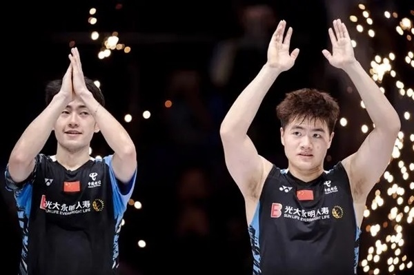 4月14日，梁偉鏗（右）/王昶在頒獎(jiǎng)儀式上。 新華社記者 江漢攝