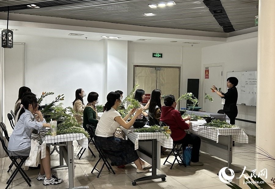 插花體驗課。人民網(wǎng) 玄番登史江攝