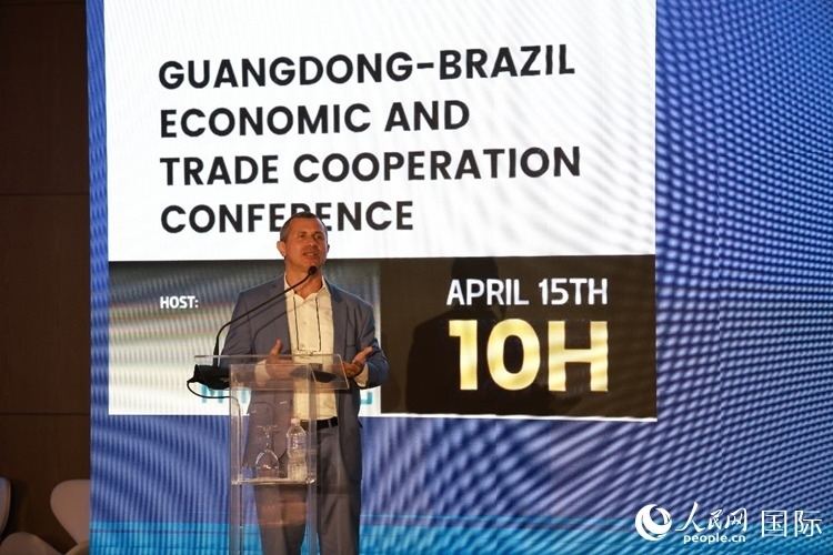 巴西里約州能源和海洋經(jīng)濟(jì)部國(guó)務(wù)秘書費(fèi)利佩·佩肖托在推介會(huì)上致辭。人民網(wǎng)記者 陳海琪攝