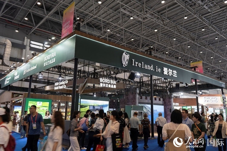 第四屆中國(guó)國(guó)際消費(fèi)品博覽會(huì)愛(ài)爾蘭國(guó)家館。人民網(wǎng) 常沙攝