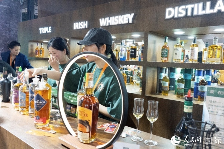 第四屆中國(guó)國(guó)際消費(fèi)品博覽會(huì)愛(ài)爾蘭國(guó)家館內(nèi)的參展商。人民網(wǎng) 常沙攝
