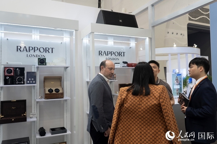 客商在第四屆中國(guó)國(guó)際消費(fèi)品博覽會(huì)英國(guó)國(guó)家館內(nèi)交談。人民網(wǎng) 常沙攝
