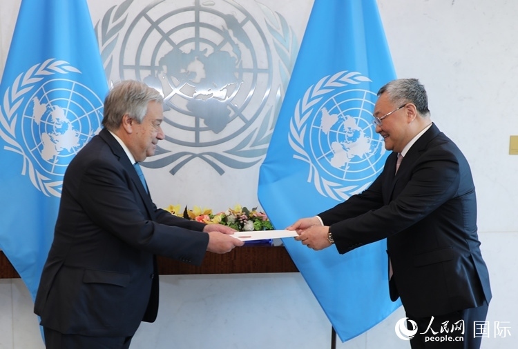 4月16日，中國新任常駐聯(lián)合國代表、特命全權大使傅聰在紐約聯(lián)合國總部向聯(lián)合國秘書長古特雷斯遞交了全權證書。 人民網記者 李志偉攝