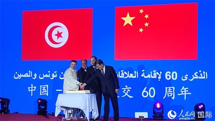 與會(huì)嘉賓共同切紀(jì)念蛋糕，從左至右分別為突尼斯國(guó)家旅游局局長(zhǎng)侯賽因、突尼斯駐華大使阿迪勒·阿拉比、外交部副部長(zhǎng)鄧勵(lì)、中國(guó)人民對(duì)外友好協(xié)會(huì)副會(huì)長(zhǎng)李希奎。人民網(wǎng)記者 萬(wàn)宇攝