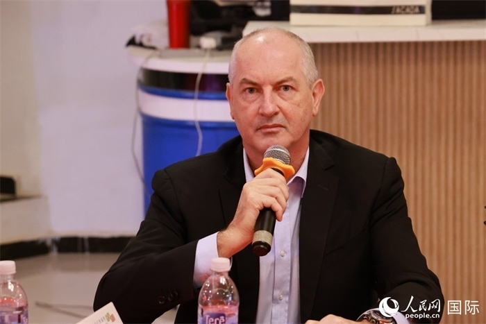 巴西里約大都會研究所執(zhí)行官西奧·舒克在座談會上致辭。人民網(wǎng)記者 陳海琪攝