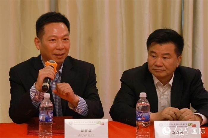 武漢市僑聯(lián)主席徐祥忠（左）在座談會上致辭。人民網(wǎng)記者 陳海琪攝